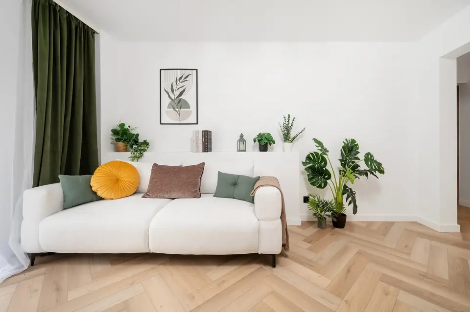Jasny salon w realizacji przy ul. Ciasnej