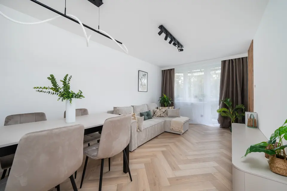 Salon z jadalnią i jasną sofą przy ul. Przemysłowej